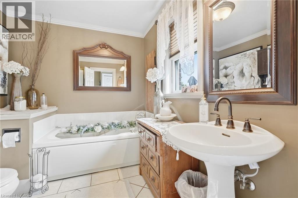 33 Tuxedo Avenue S, Hamilton, ON
