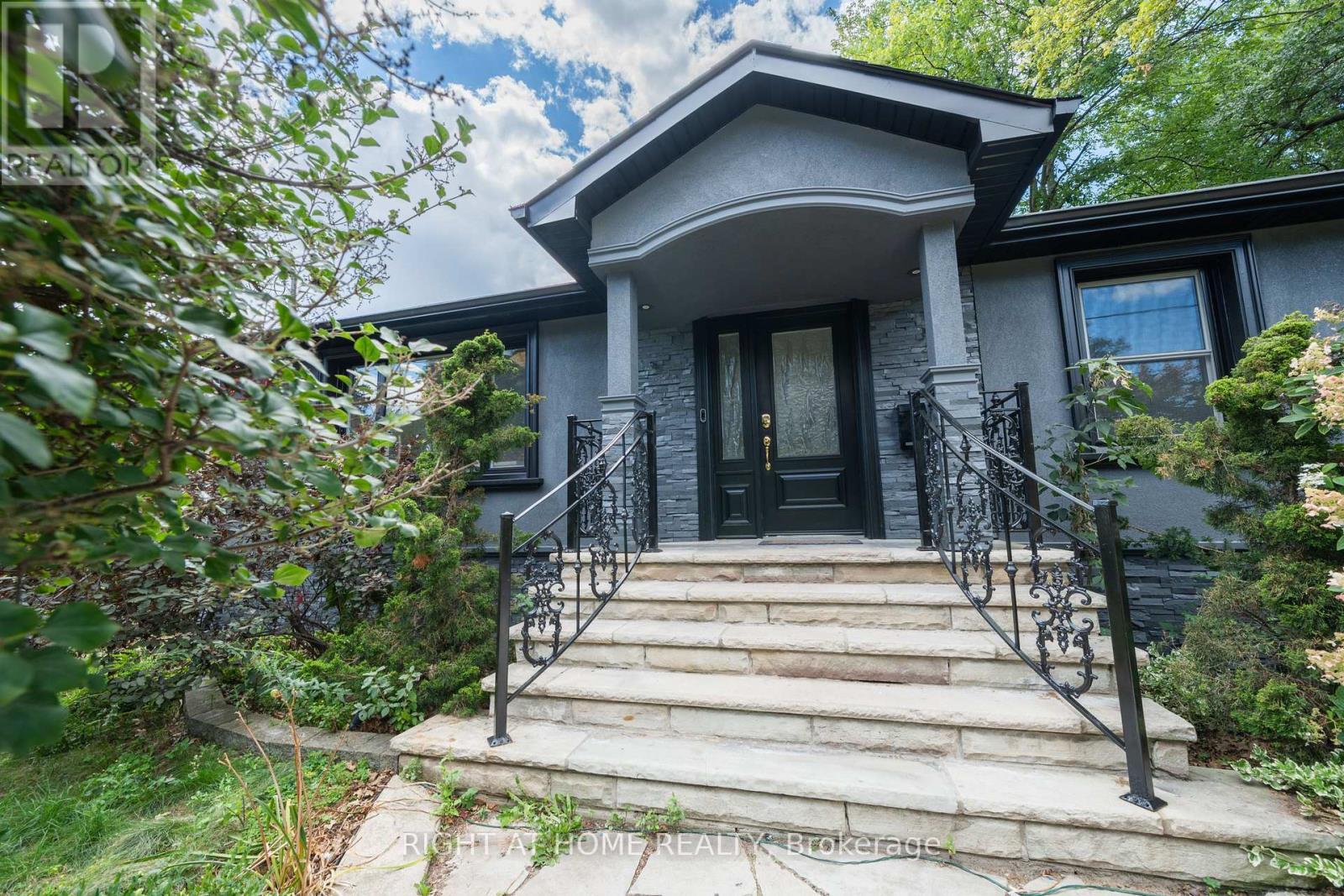 1480 Kenmuir Avenue, Mississauga, ON