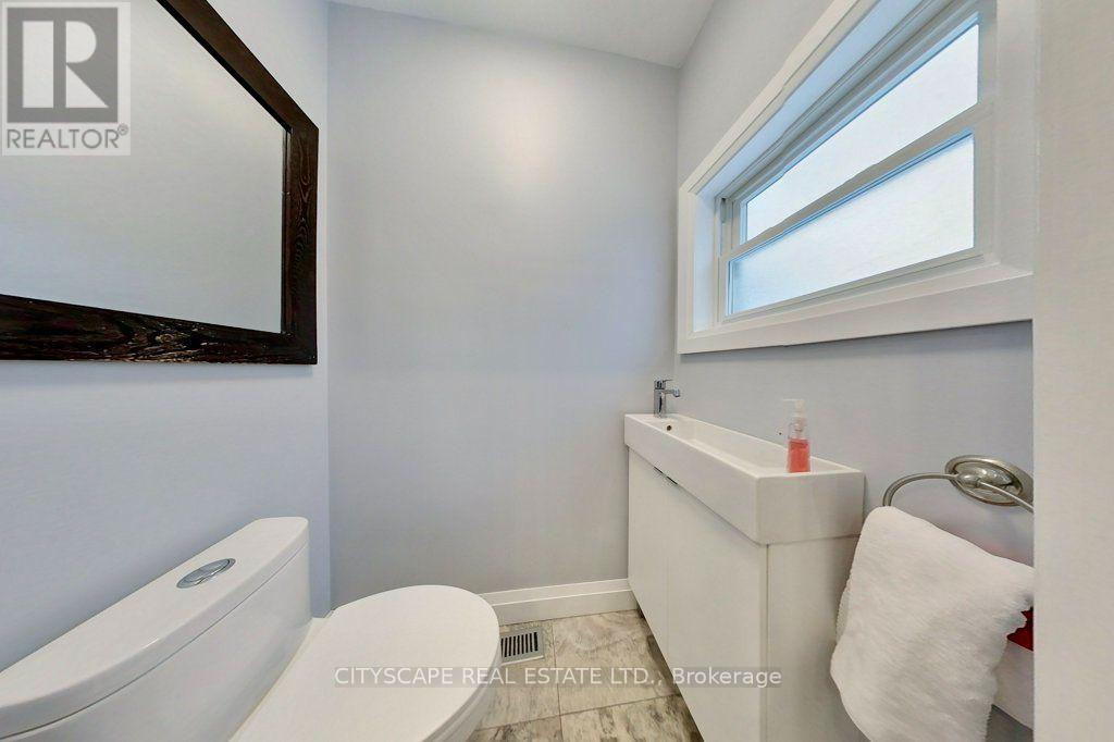 39 Holton Avenue N, Hamilton, ON