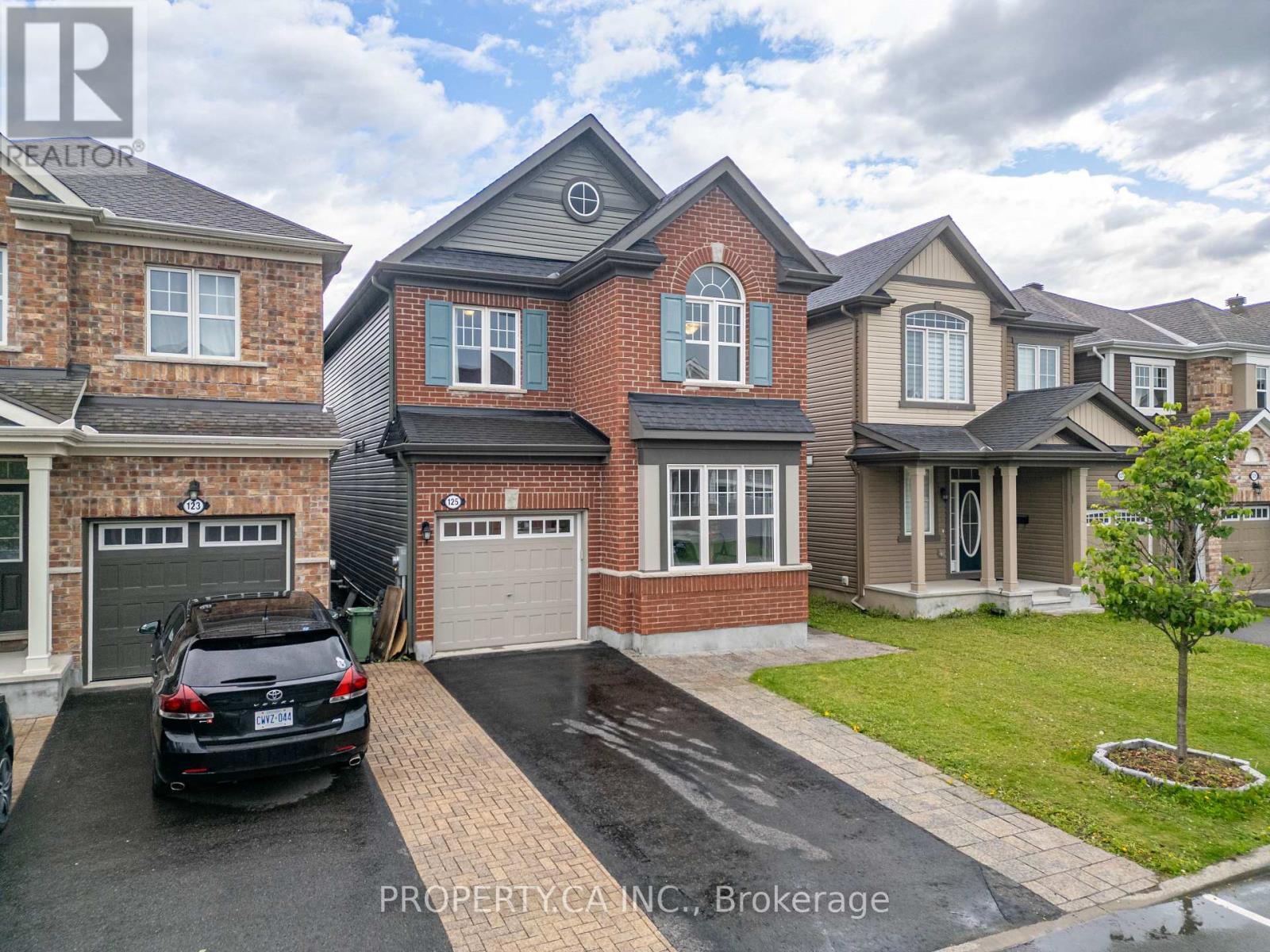 Stately brick & stone elevation - 125 Sweetvalley Drive, Ottawa, ON