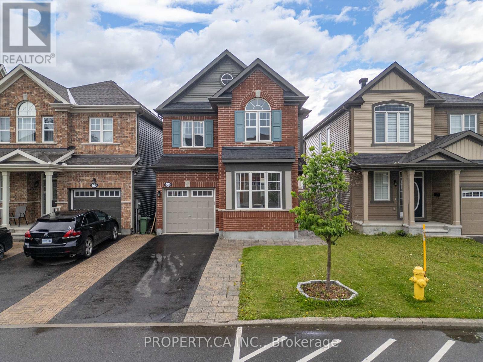 Manicured lawn, warm welcome - 125 Sweetvalley Drive, Ottawa, ON