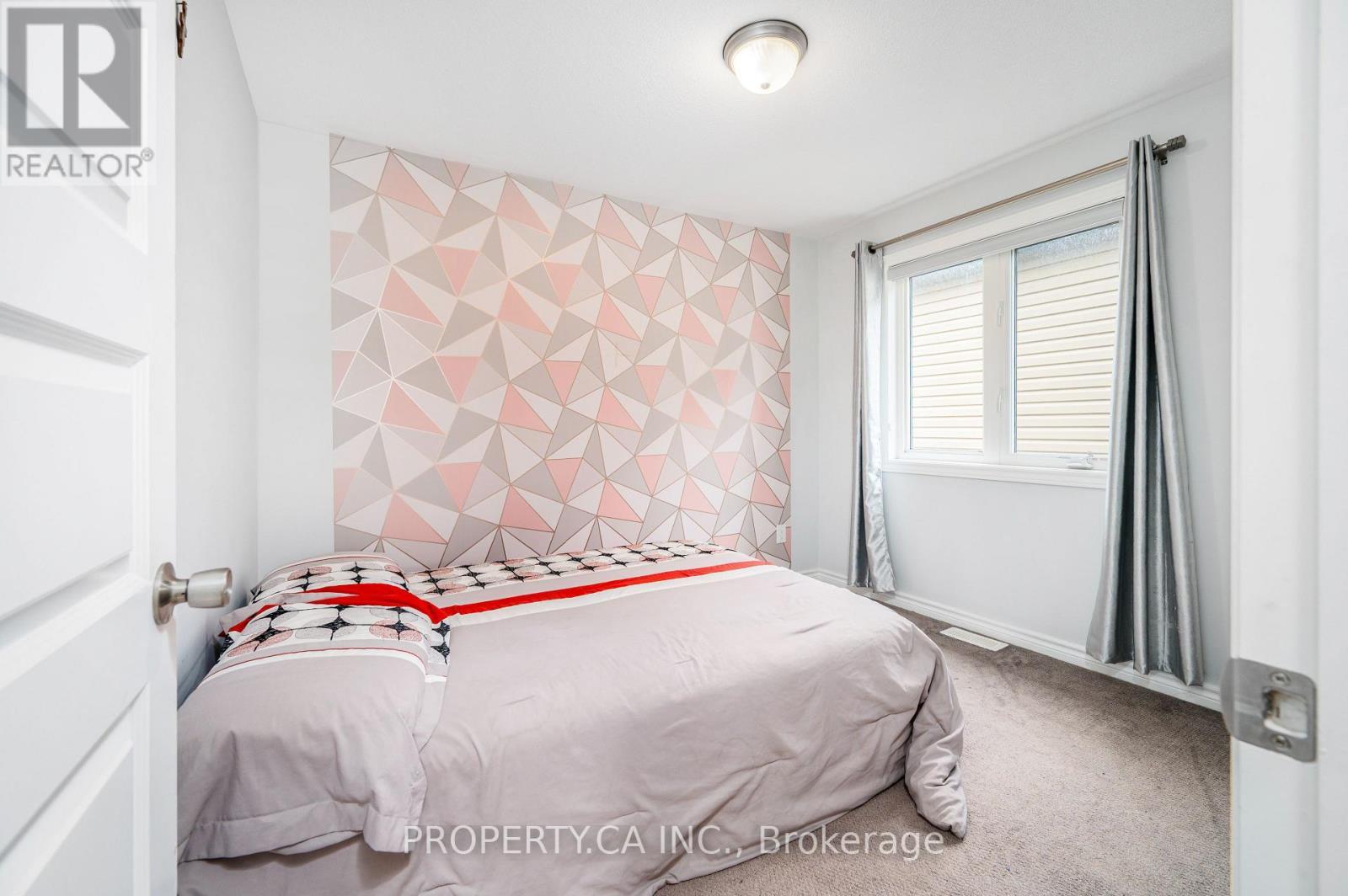 Comfortable bedroom retreat - 125 Sweetvalley Drive, Ottawa, ON