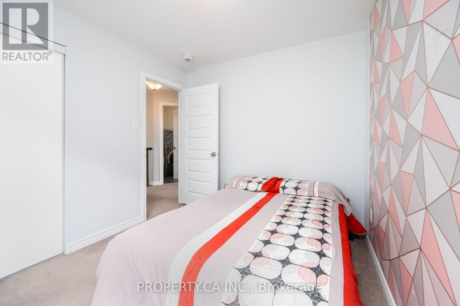 Generous closet, natural light - 125 Sweetvalley Drive, Ottawa, ON