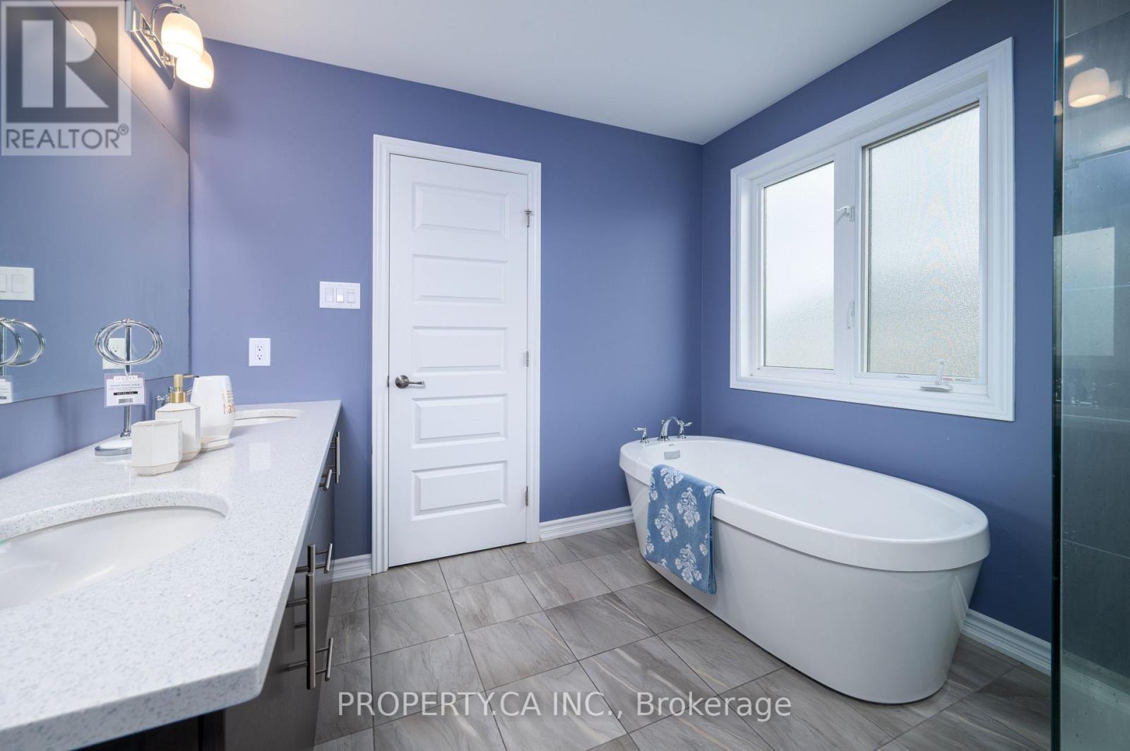 Luxurious soaker tub ensuite - 125 Sweetvalley Drive, Ottawa, ON