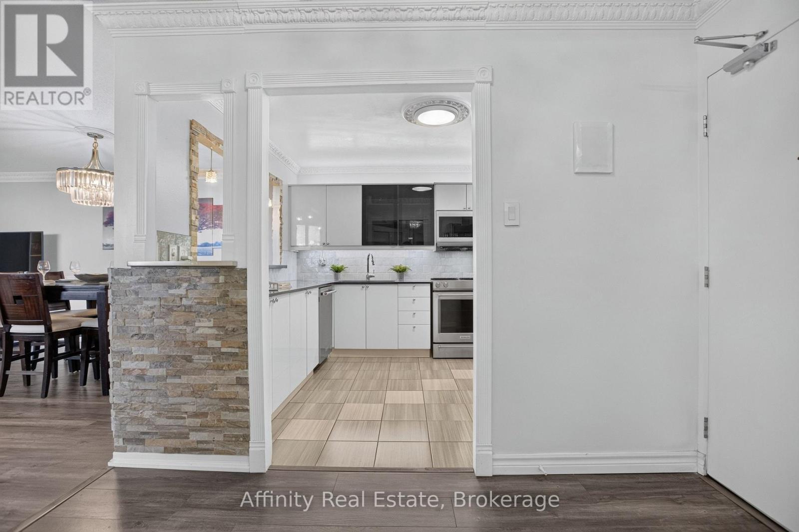 808 - 2323 Confederation Parkway, Mississauga, ON