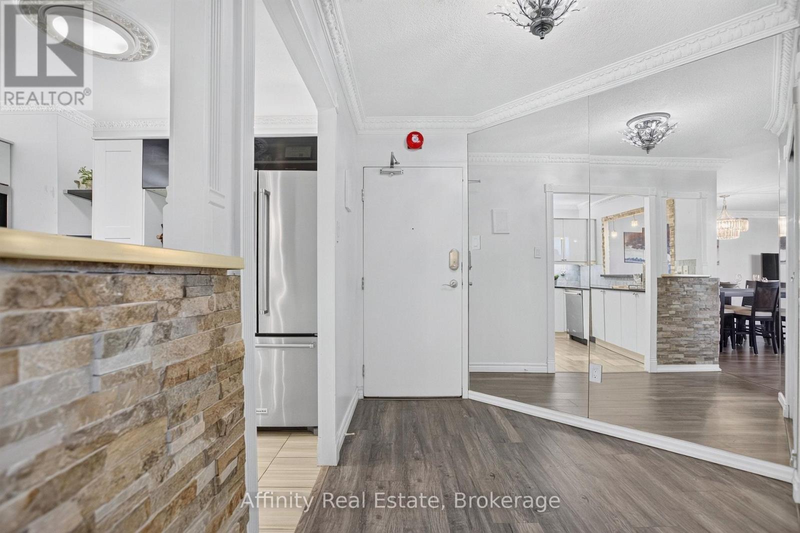 808 - 2323 Confederation Parkway, Mississauga, ON
