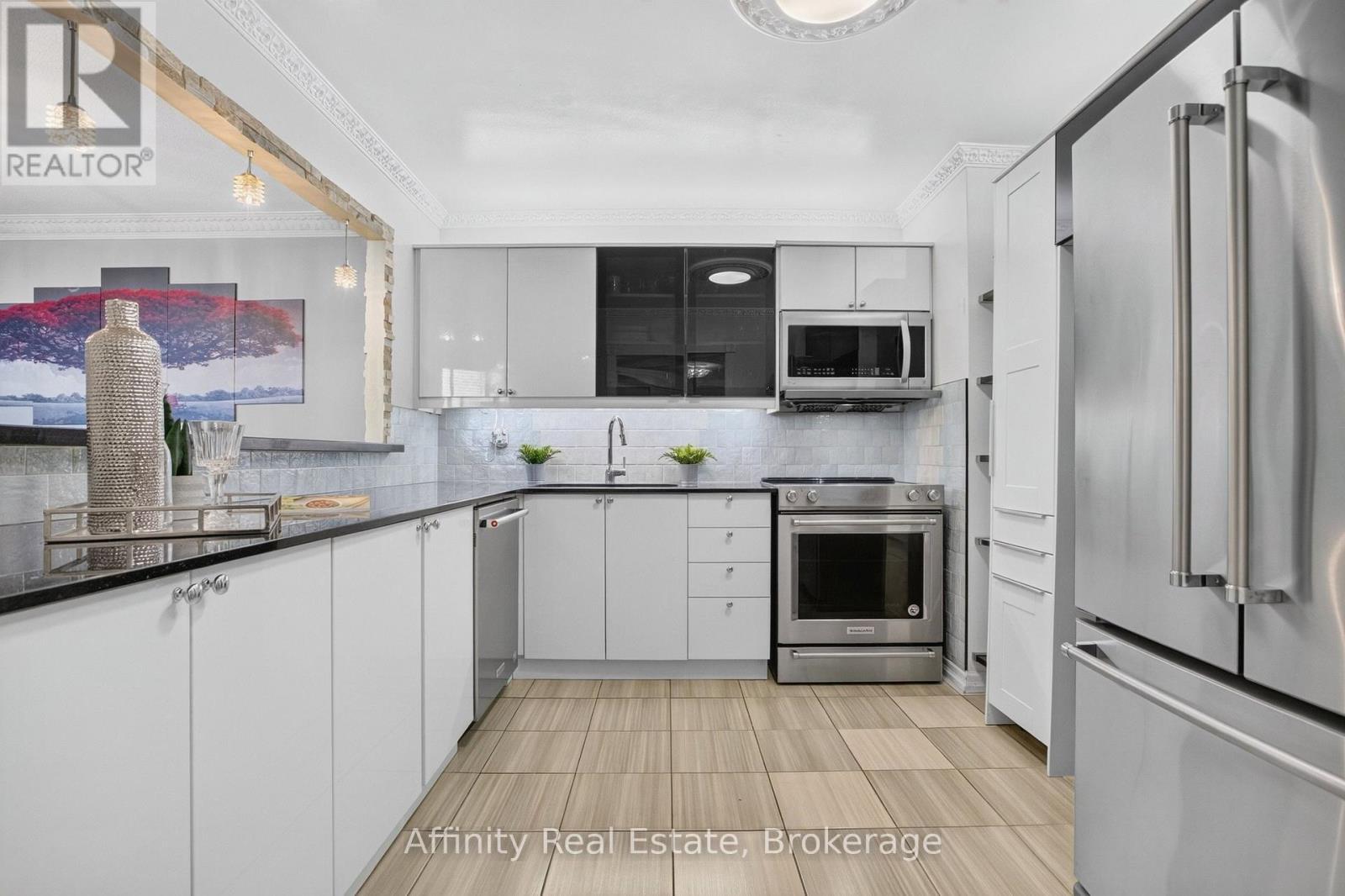 808 - 2323 Confederation Parkway, Mississauga, ON
