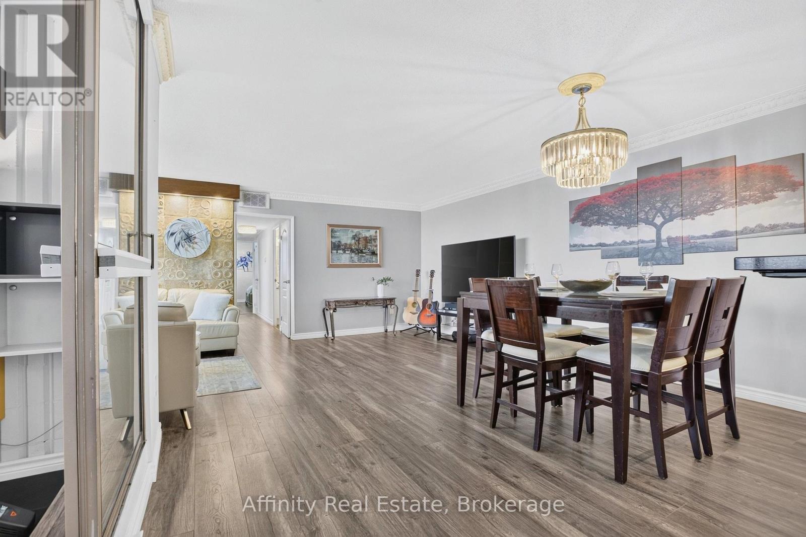 808 - 2323 Confederation Parkway, Mississauga, ON