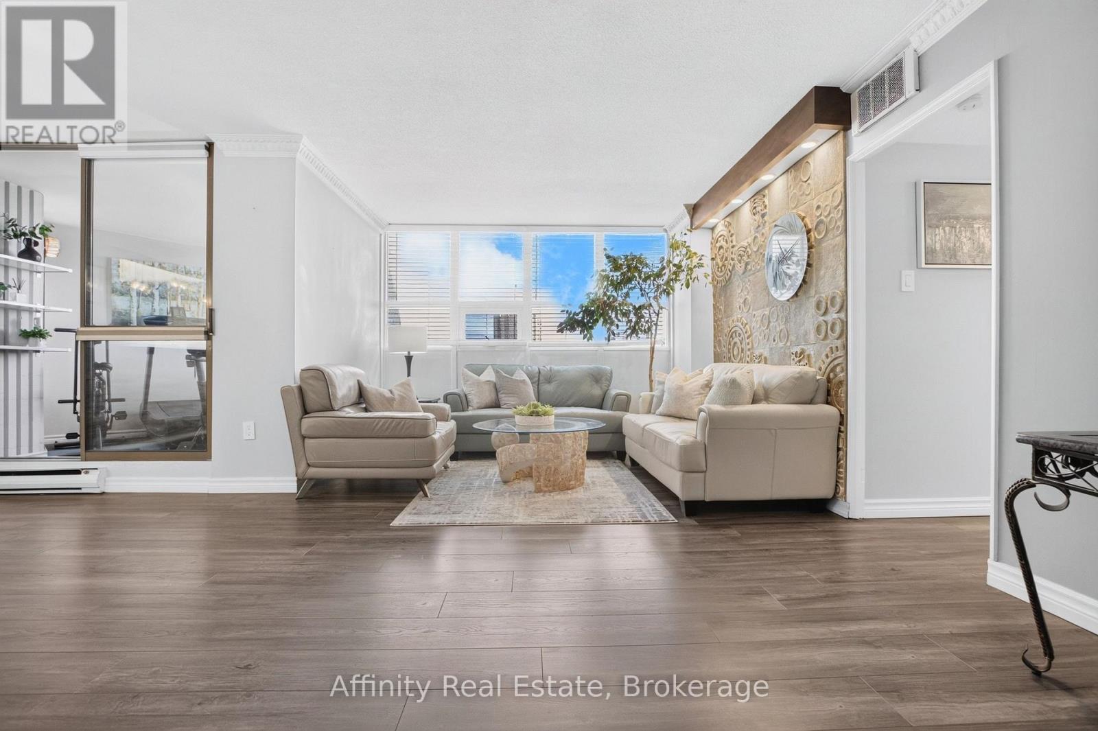 808 - 2323 Confederation Parkway, Mississauga, ON