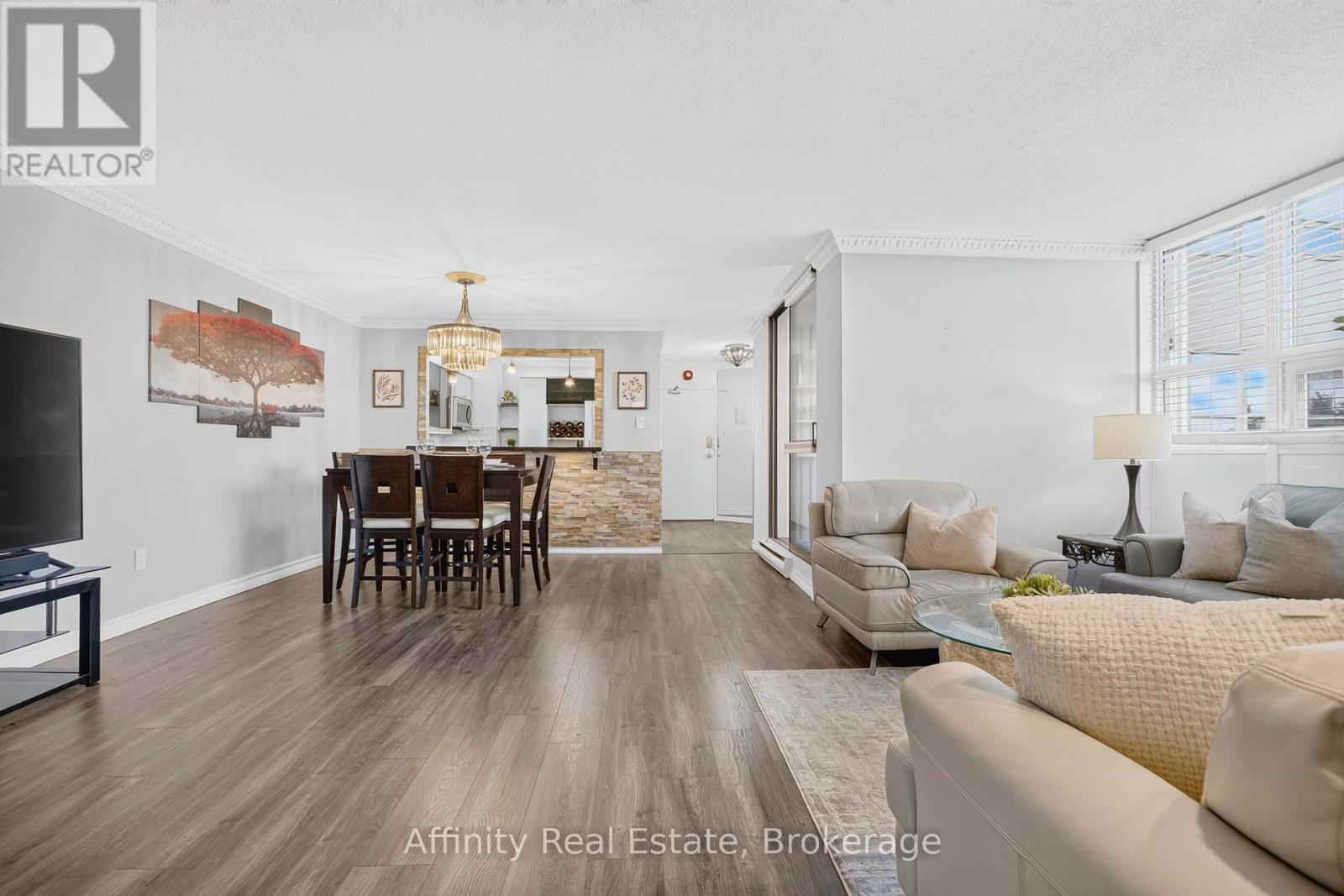808 - 2323 Confederation Parkway, Mississauga, ON