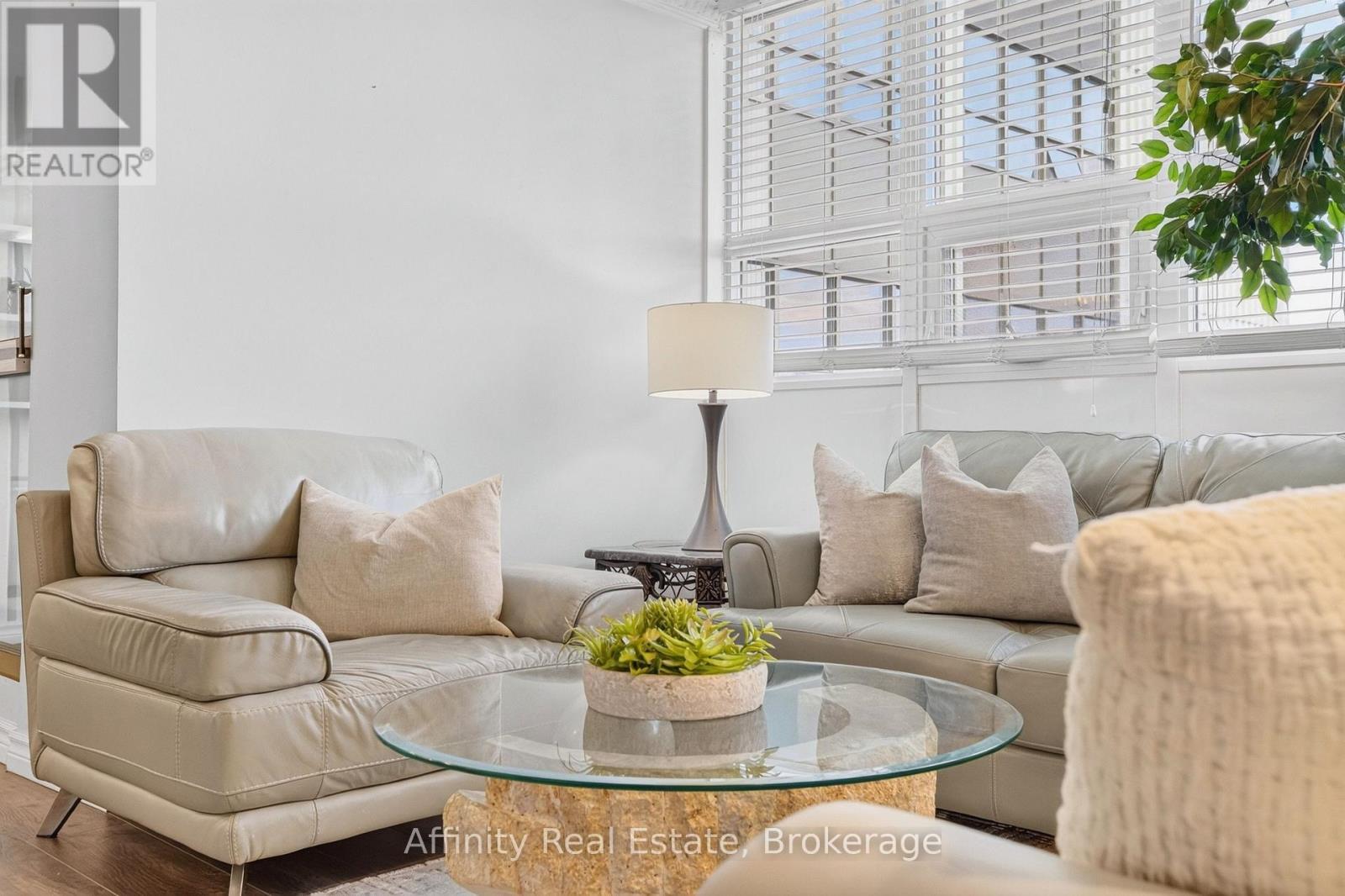 808 - 2323 Confederation Parkway, Mississauga, ON