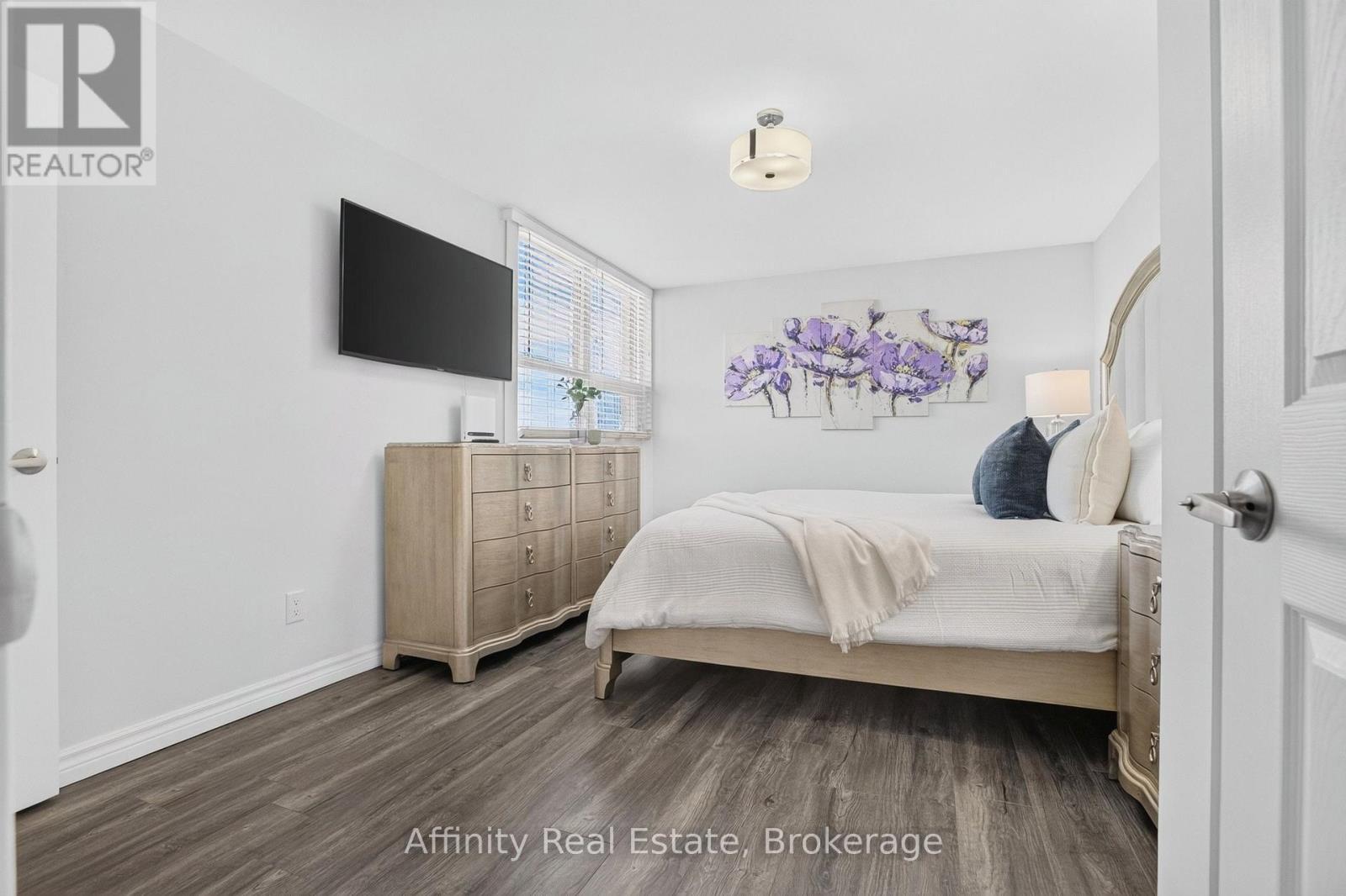 808 - 2323 Confederation Parkway, Mississauga, ON