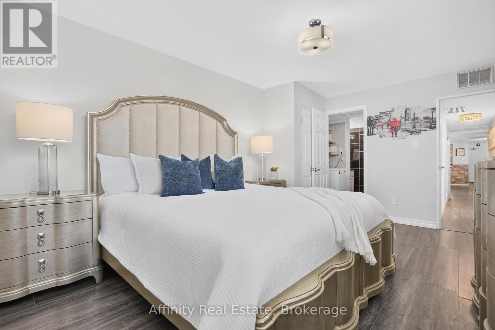 808 - 2323 Confederation Parkway, Mississauga, ON