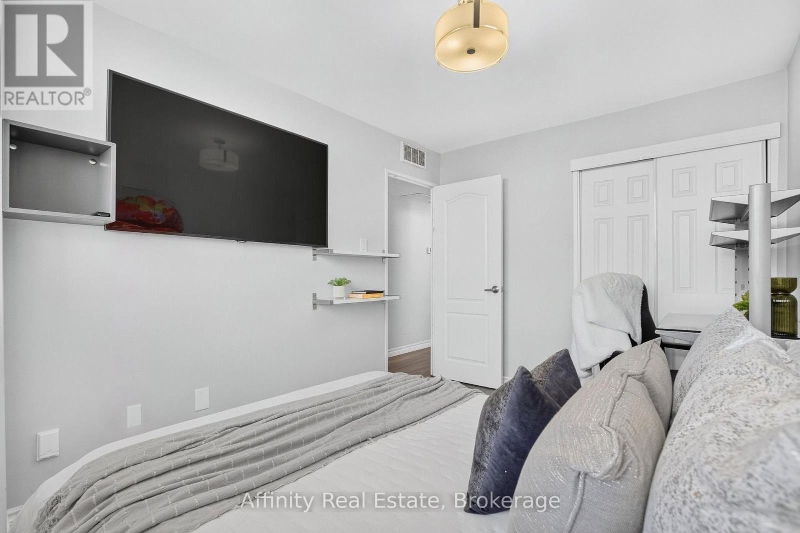 808 - 2323 Confederation Parkway, Mississauga, ON