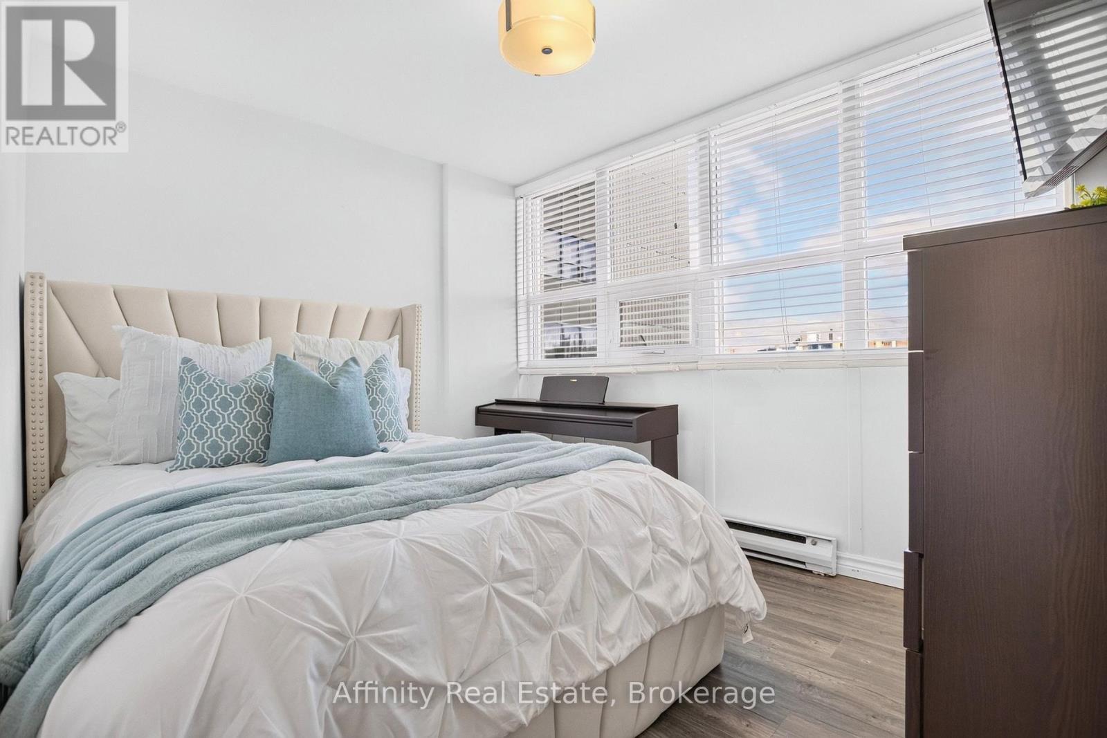 808 - 2323 Confederation Parkway, Mississauga, ON