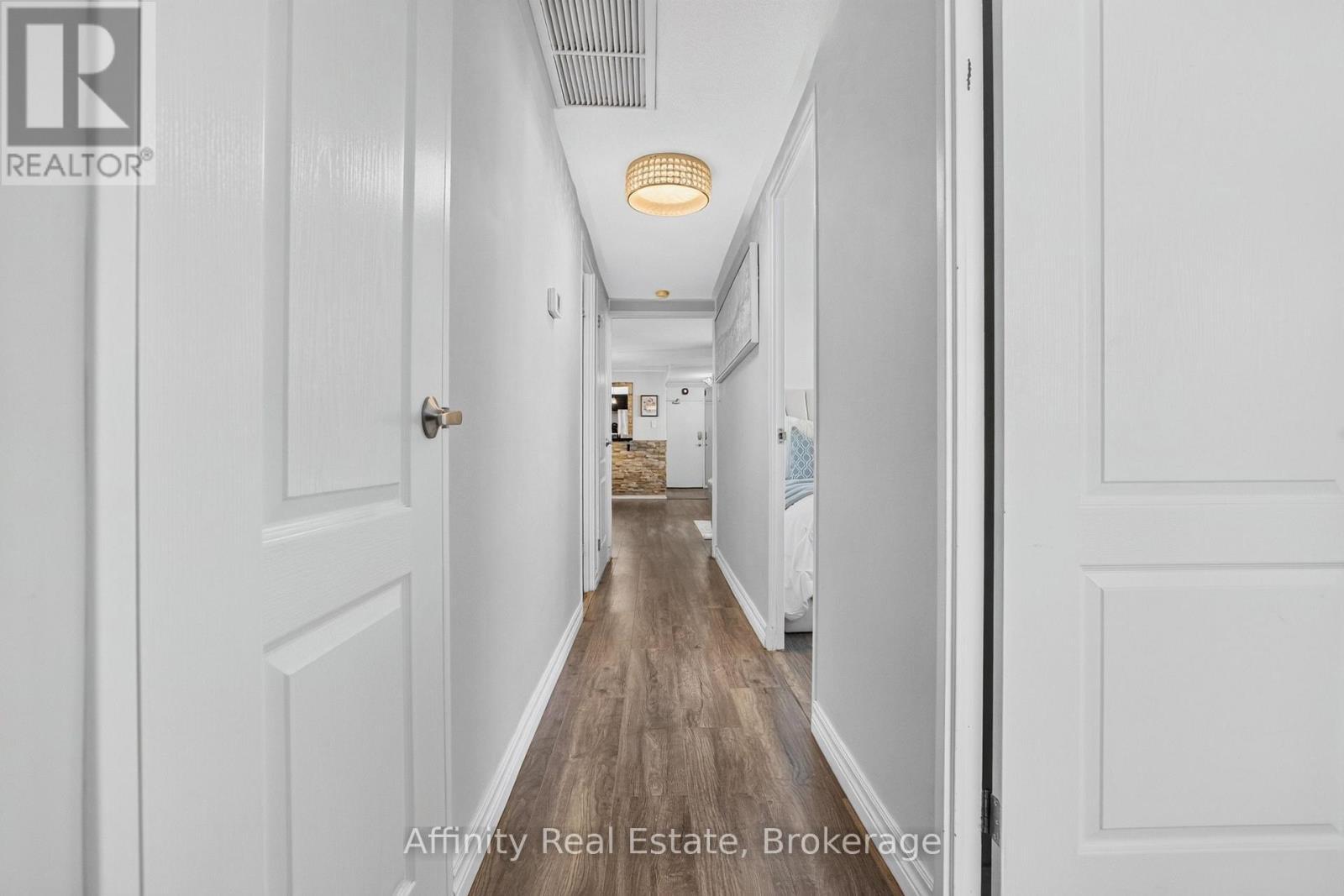 808 - 2323 Confederation Parkway, Mississauga, ON