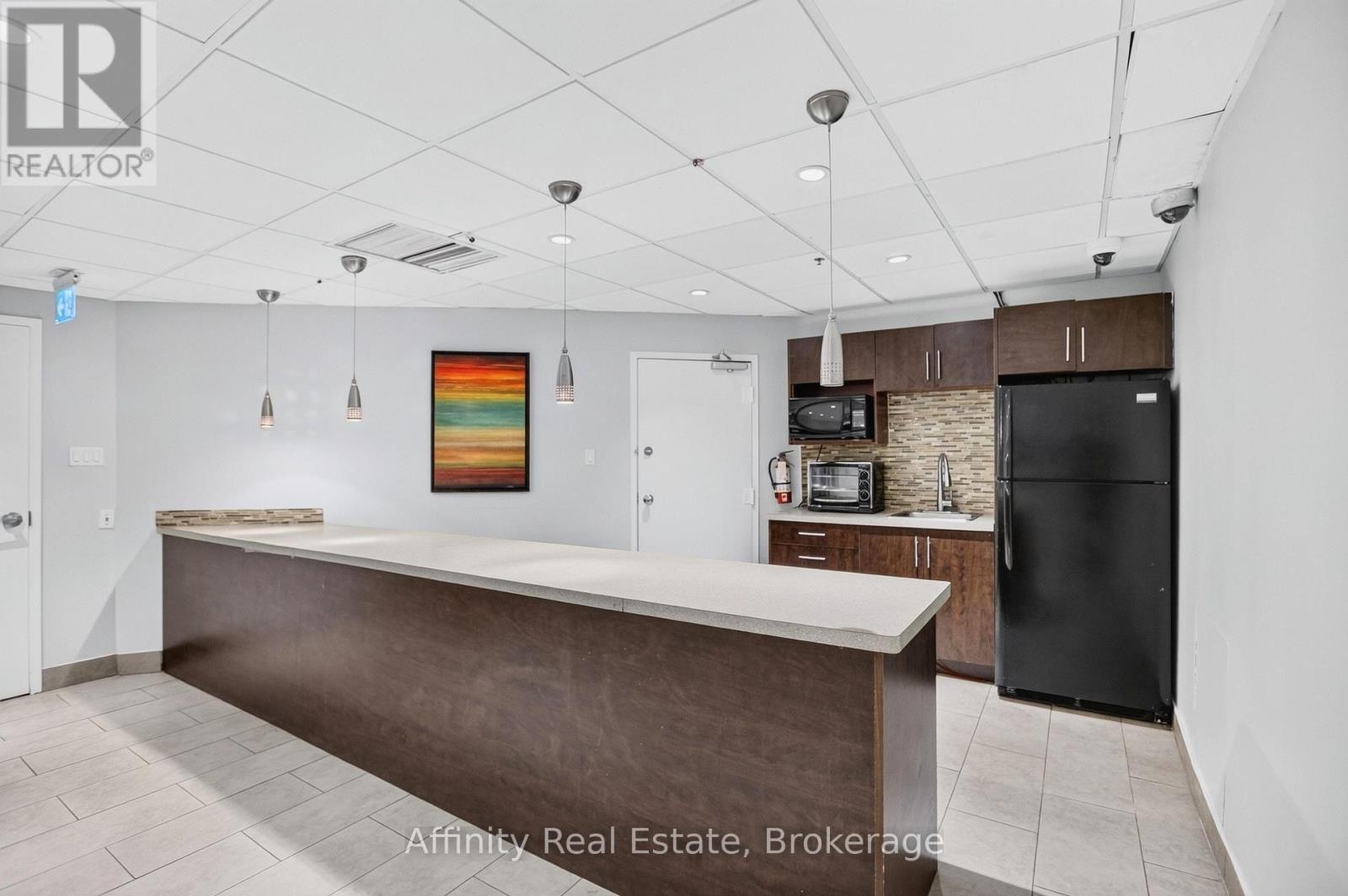 808 - 2323 Confederation Parkway, Mississauga, ON