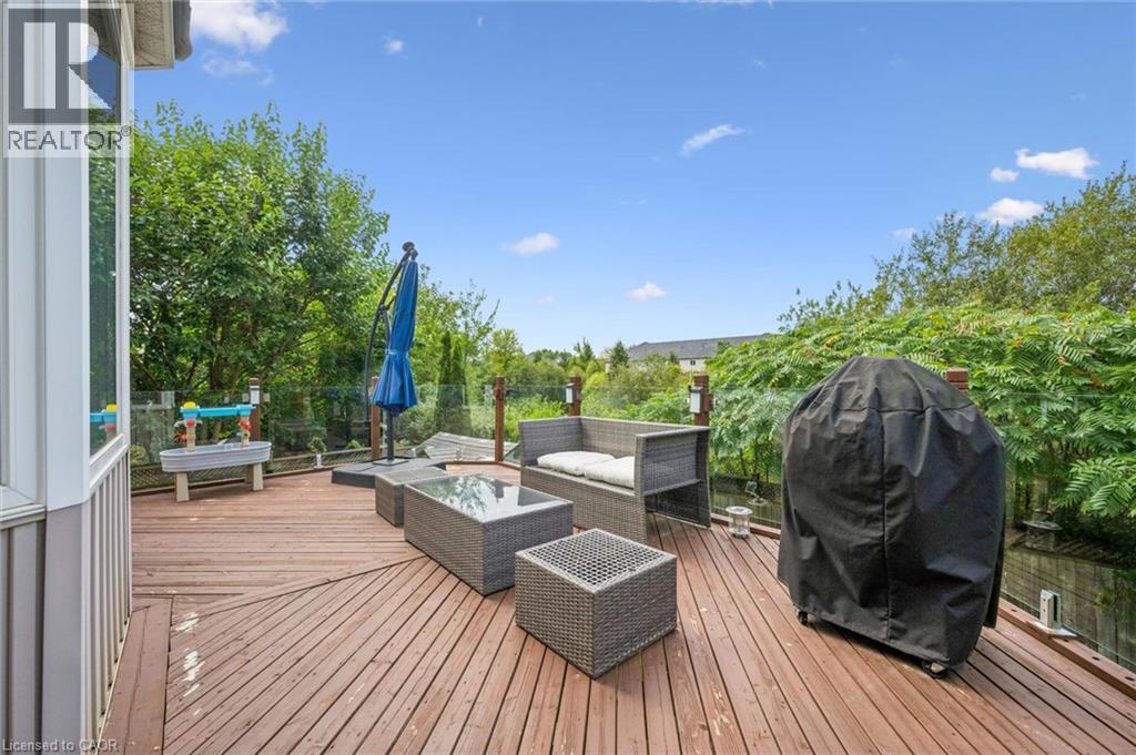 Spacious wood deck with glass panel railings - 517 Topper Woods Crescent, Kitchener, ON