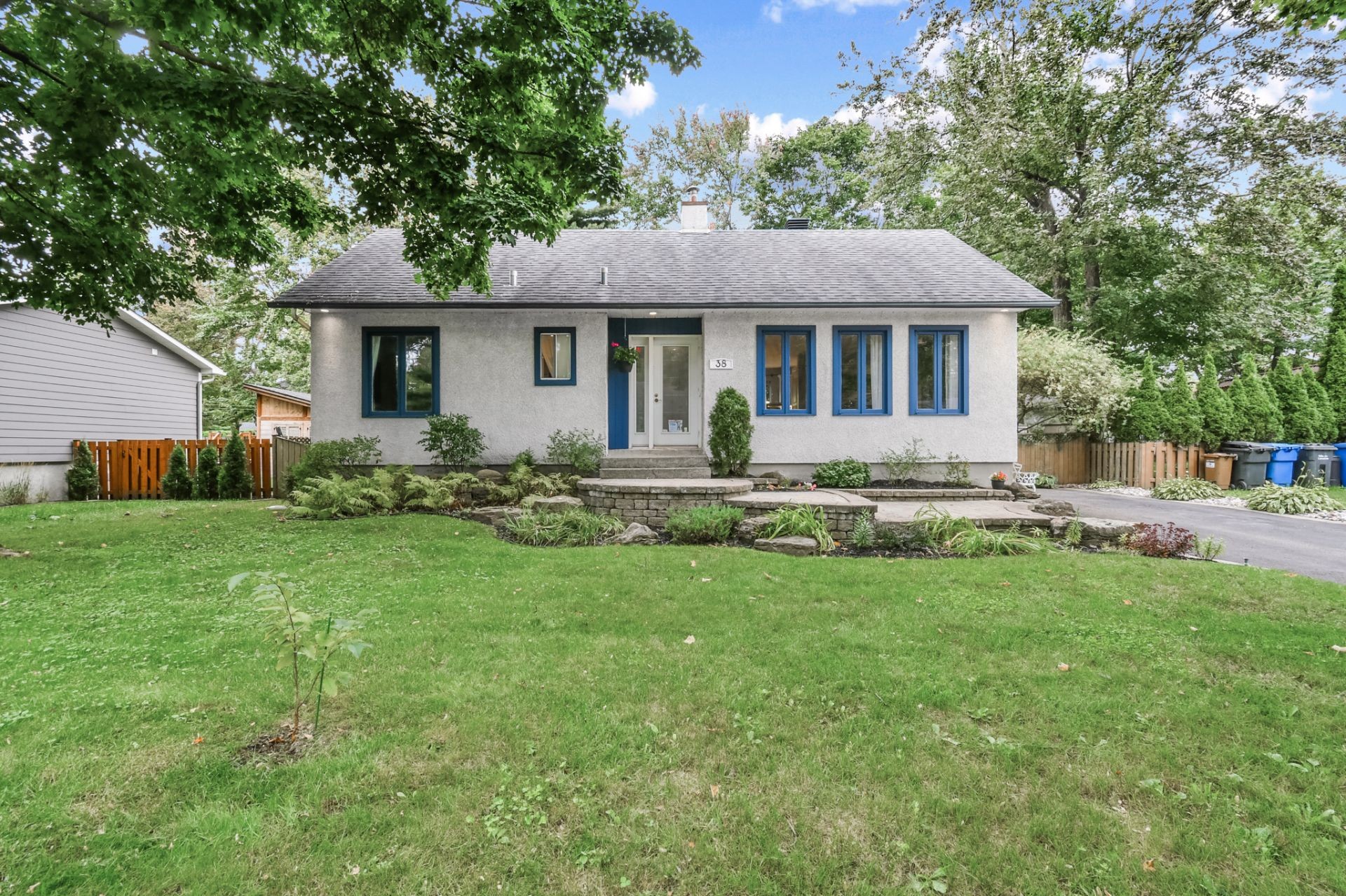 Façade - 38 Av. De Bruyères, Lorraine, QC