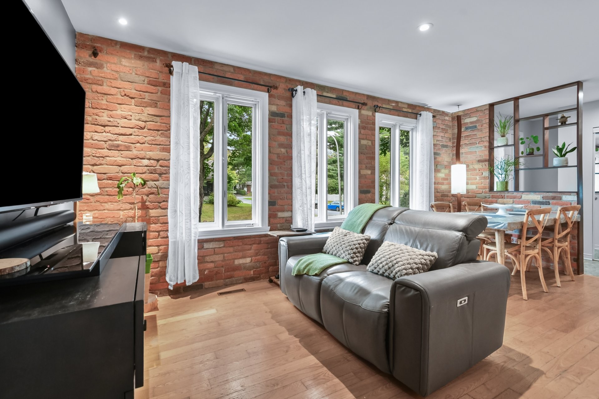 Salon - 38 Av. De Bruyères, Lorraine, QC