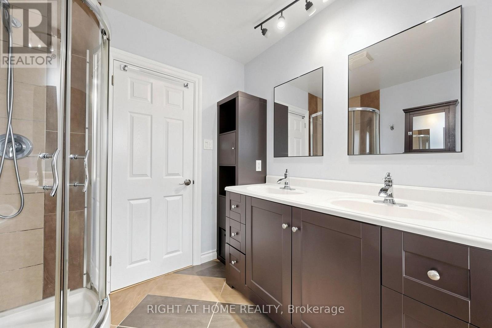 Main washroom double vanity - 159 Meaford Drive, Waterloo, ON