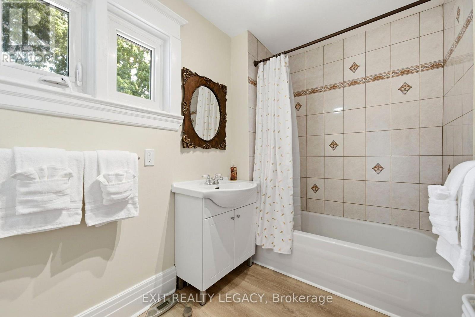 Suite 2 bathroom - 126 Temperance Street, Aurora, ON