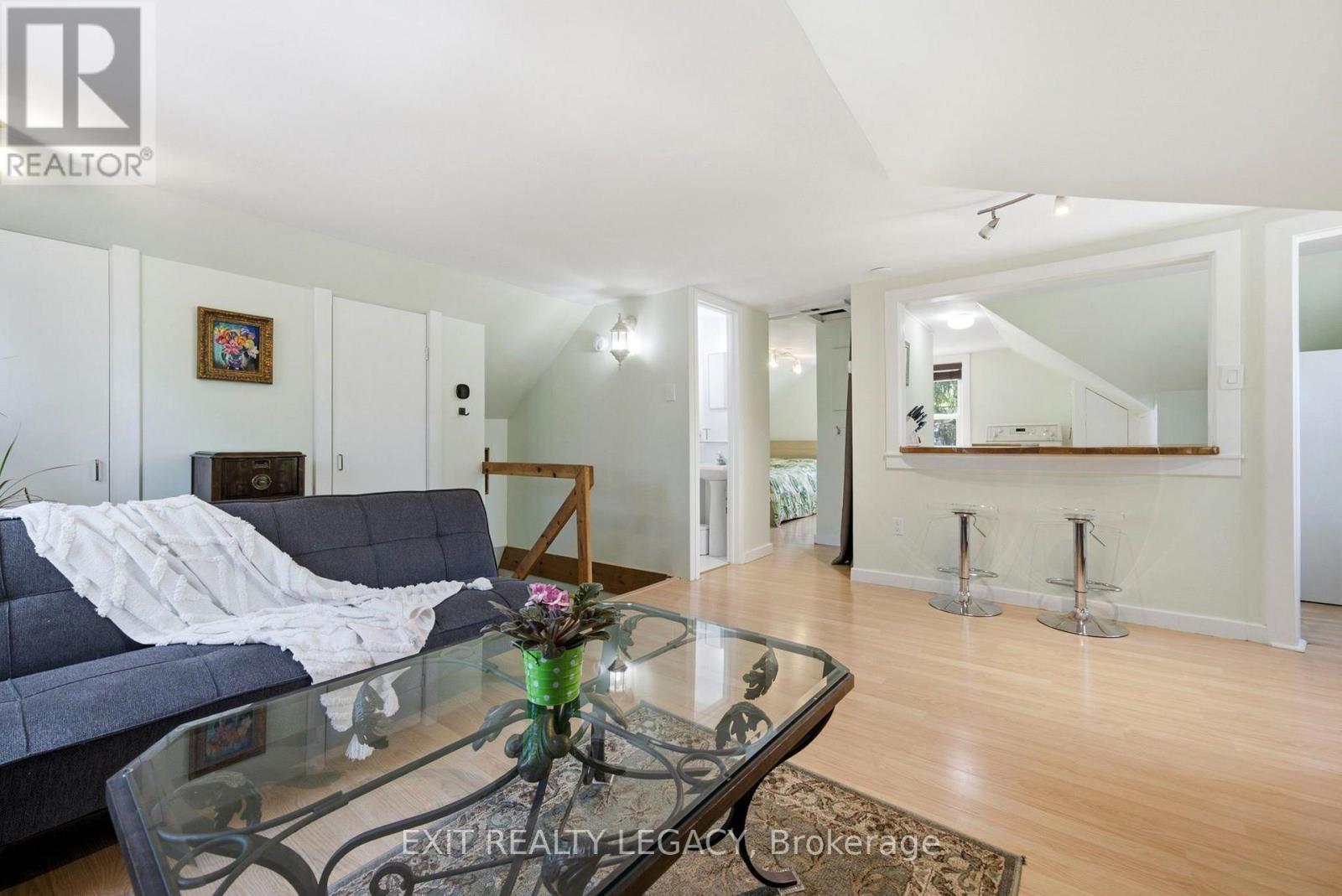 Suite 3 bachelor pad - 126 Temperance Street, Aurora, ON