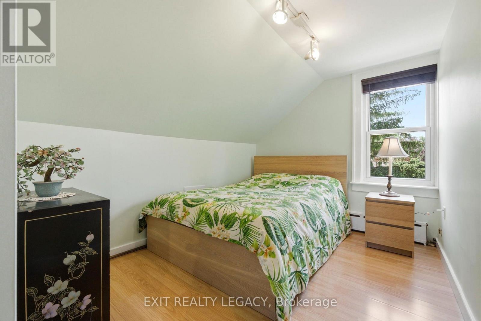 Suite 3 bedroom or - 126 Temperance Street, Aurora, ON