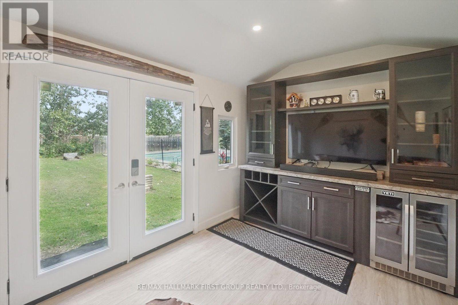 Outdoor Enclosed Entertainment Lounge - 33 Deerfield Drive, Hamilton Township, ON