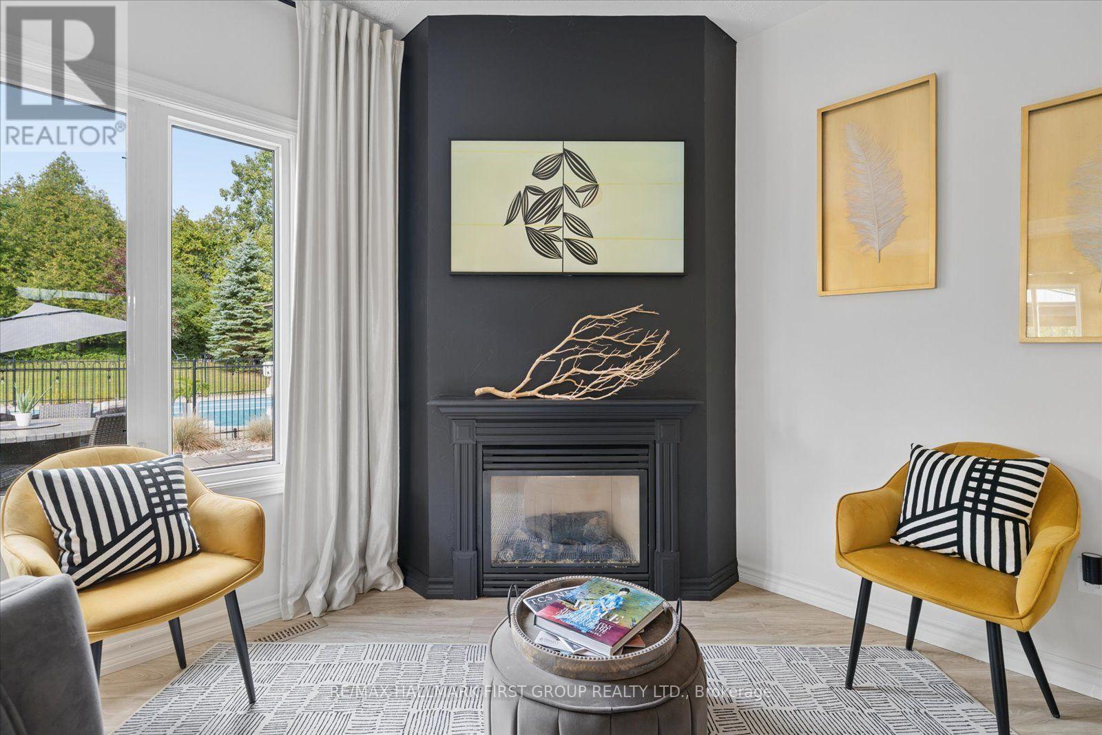Living Room w/ Natural Gas Fireplace - 33 Deerfield Drive, Hamilton Township, ON
