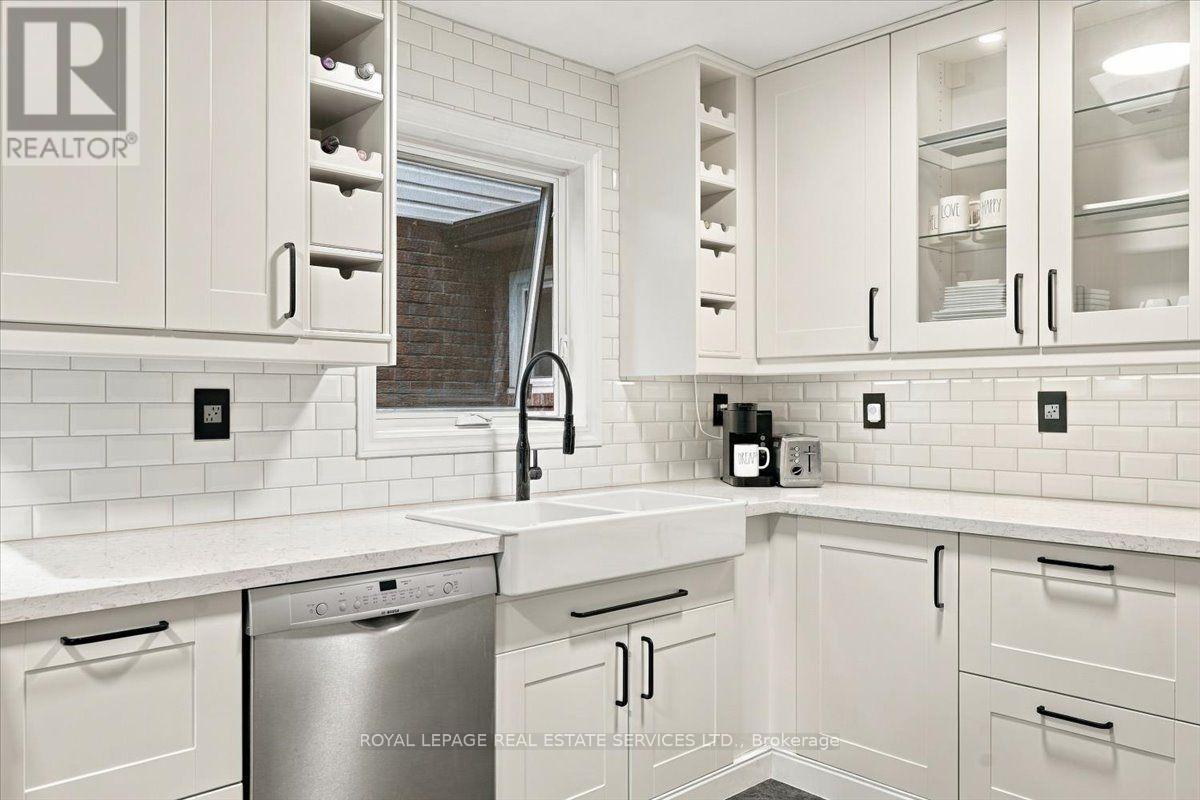 Farmer's sink - 2182 Margot Street, Oakville, ON