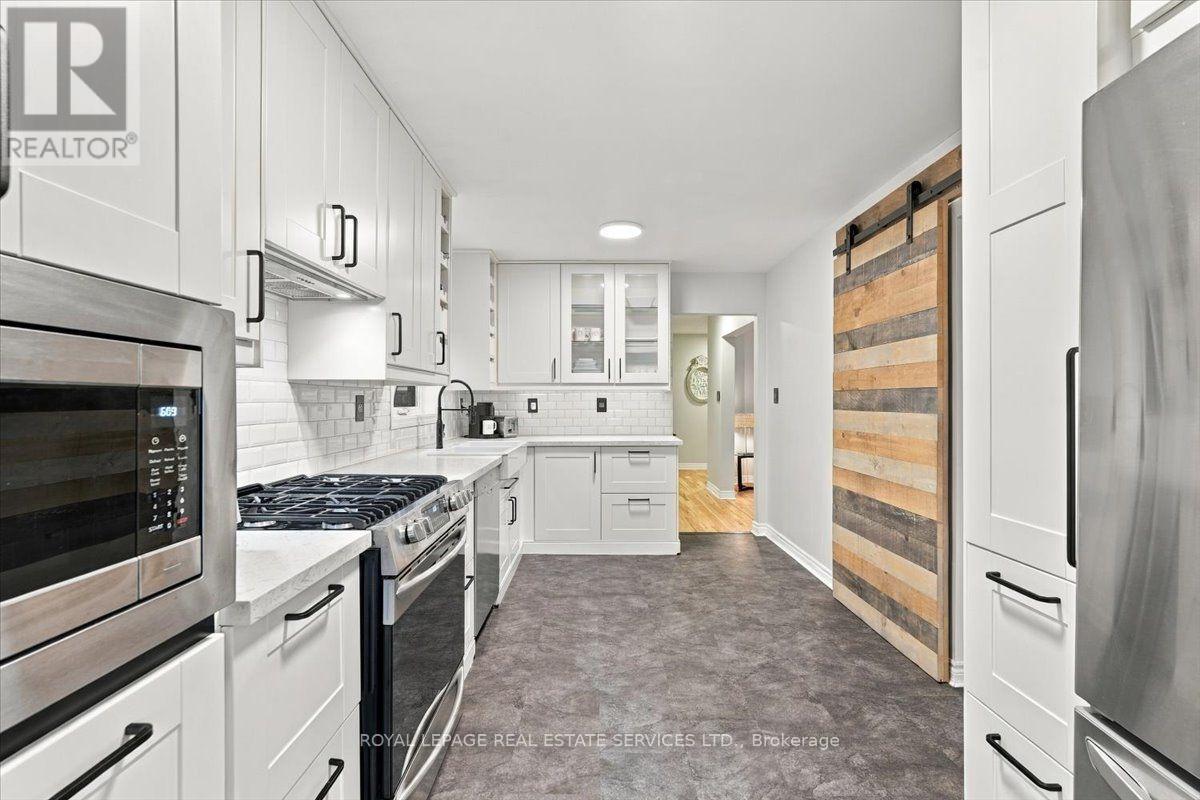 Premium vinyl flooring - 2182 Margot Street, Oakville, ON