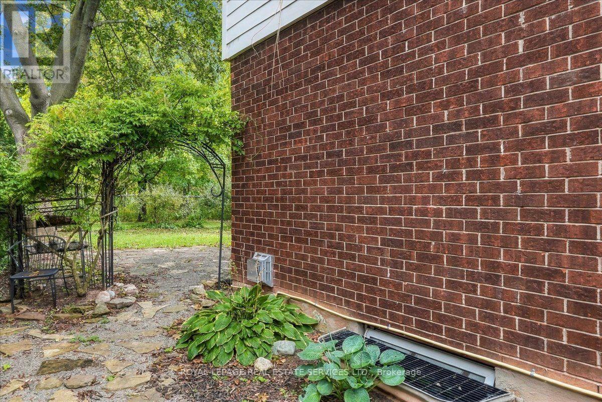 Lovely landscaping! - 2182 Margot Street, Oakville, ON