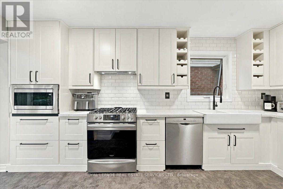 NEW kitchen with quartz counters - 2182 Margot Street, Oakville, ON