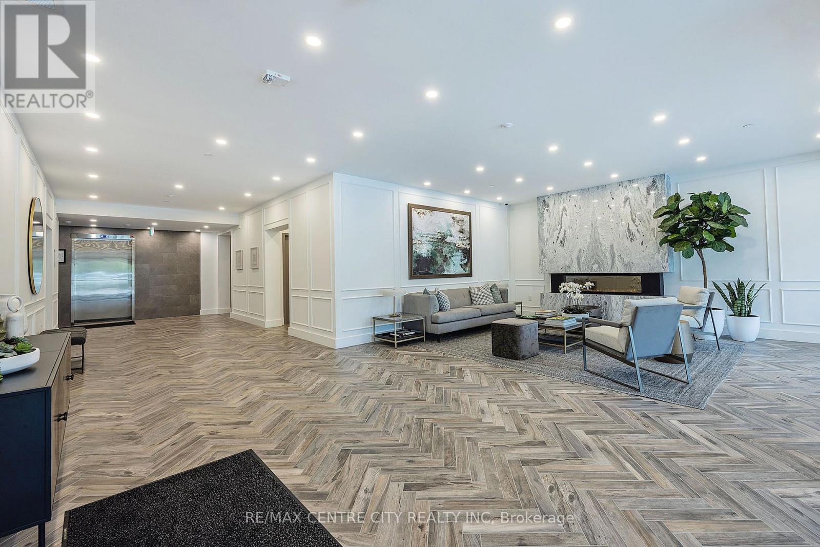 Lobby - 414 - 480 Callaway Road, London North (North R), ON