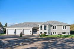 2621 Knowles AVE Winnipeg, MB R2G 2K7