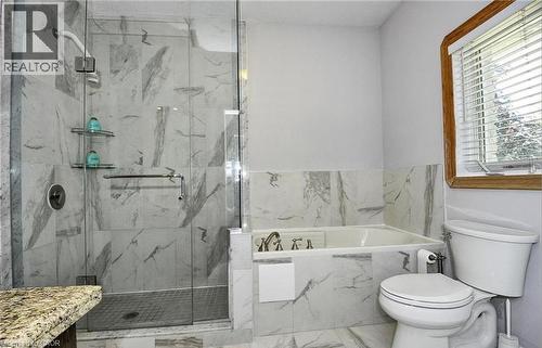 Glass-enclosed shower with tiled walls and a built-in tub - 915 Briardean Road, Cambridge, ON 