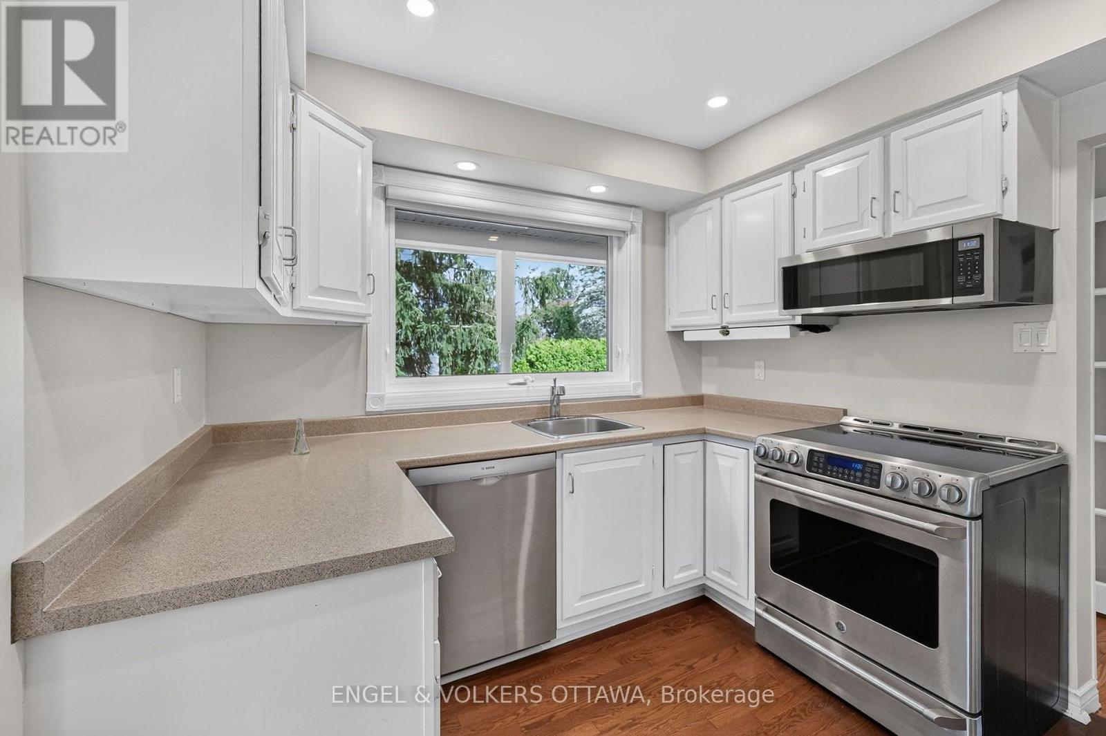 916 Iroquois Road, Ottawa, ON