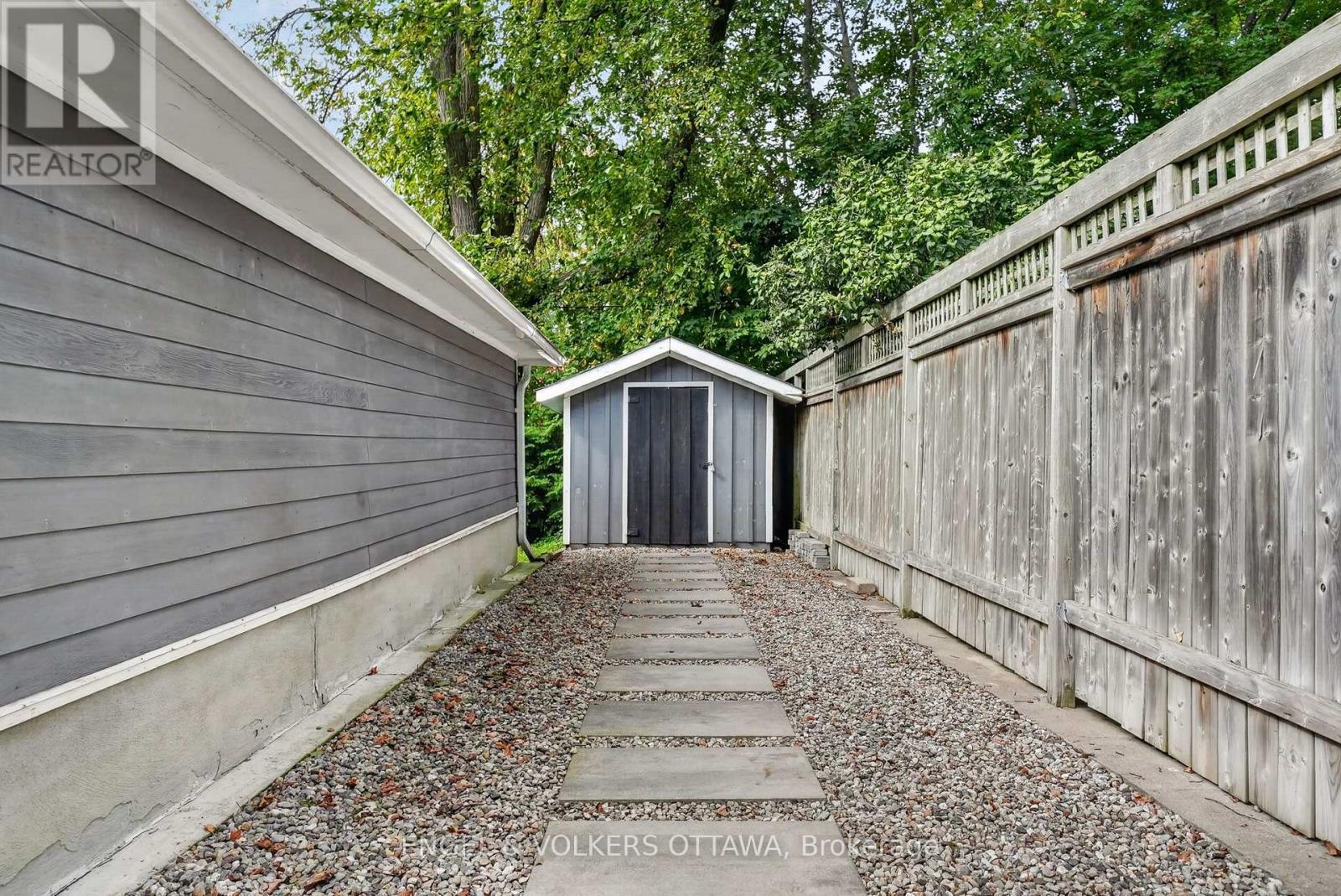 916 Iroquois Road, Ottawa, ON