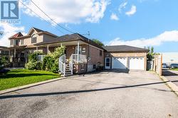 136 WINSTON PARK BOULEVARD Toronto, ON M3K 1C5