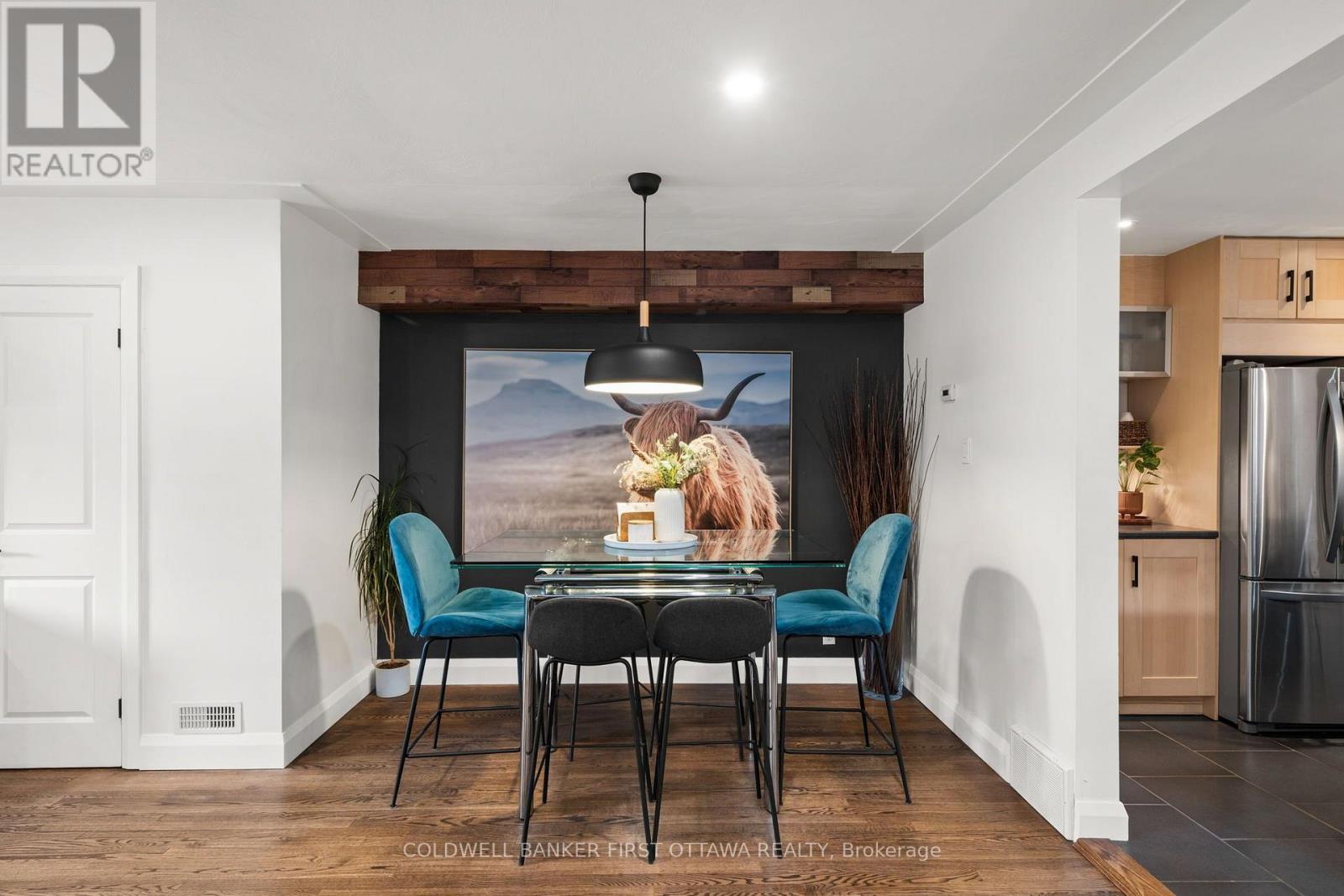 Dining area w hanging fixture above. - 849 Maplewood Avenue, Ottawa, ON