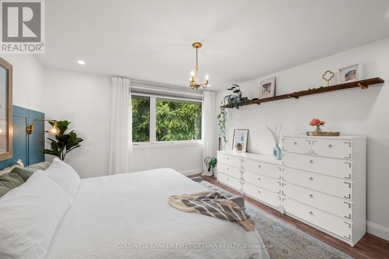 Expansive window & additional pot lights above. - 849 Maplewood Avenue, Ottawa, ON