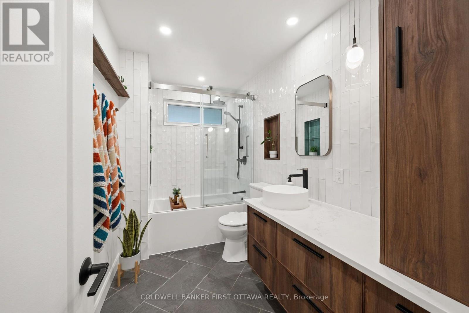 Full 4 pc modern design bathroom w rain shower! - 849 Maplewood Avenue, Ottawa, ON
