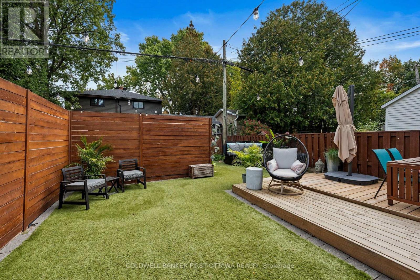 Artificial turf and deck area. - 849 Maplewood Avenue, Ottawa, ON