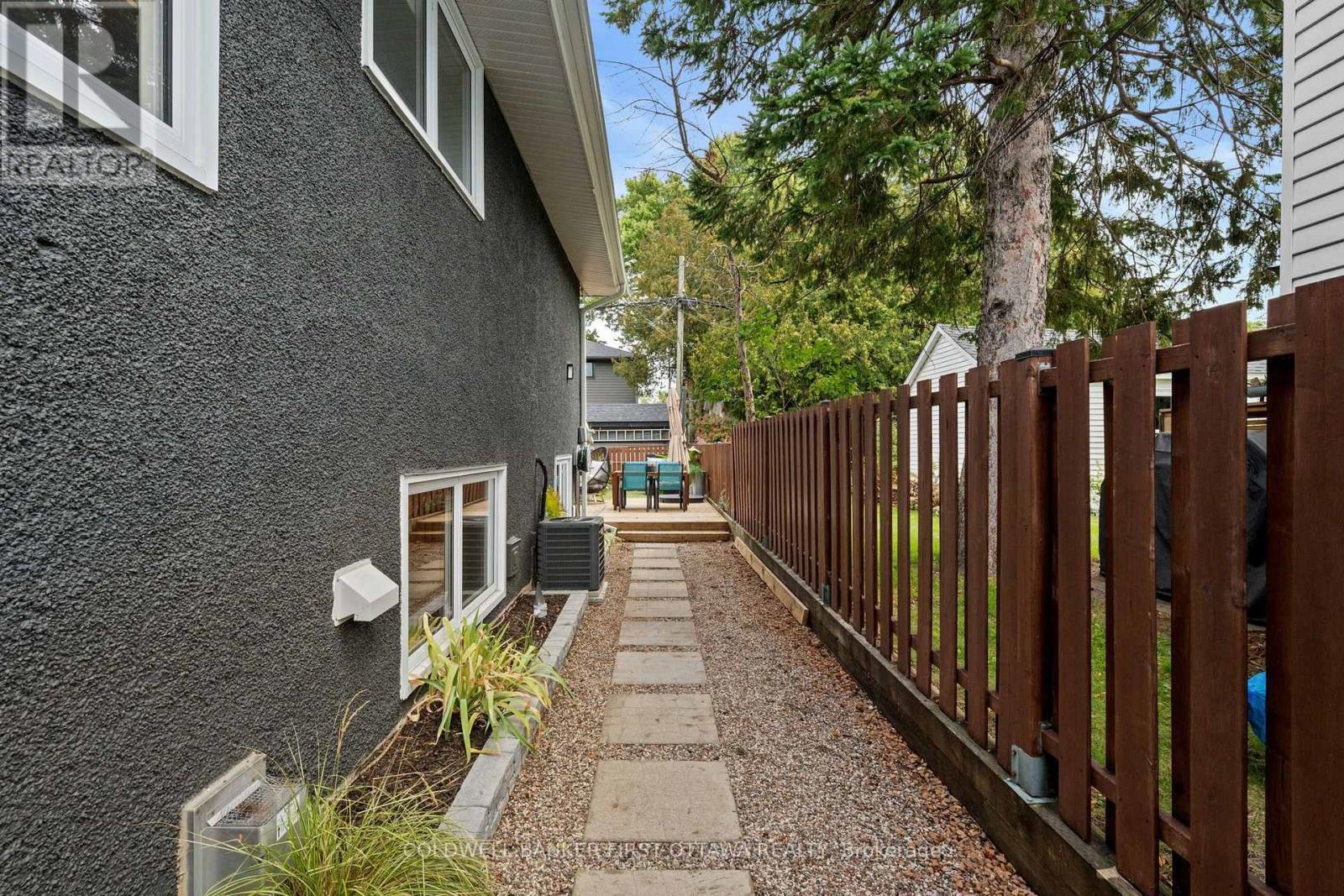 Landscaped access from right side of the home. - 849 Maplewood Avenue, Ottawa, ON