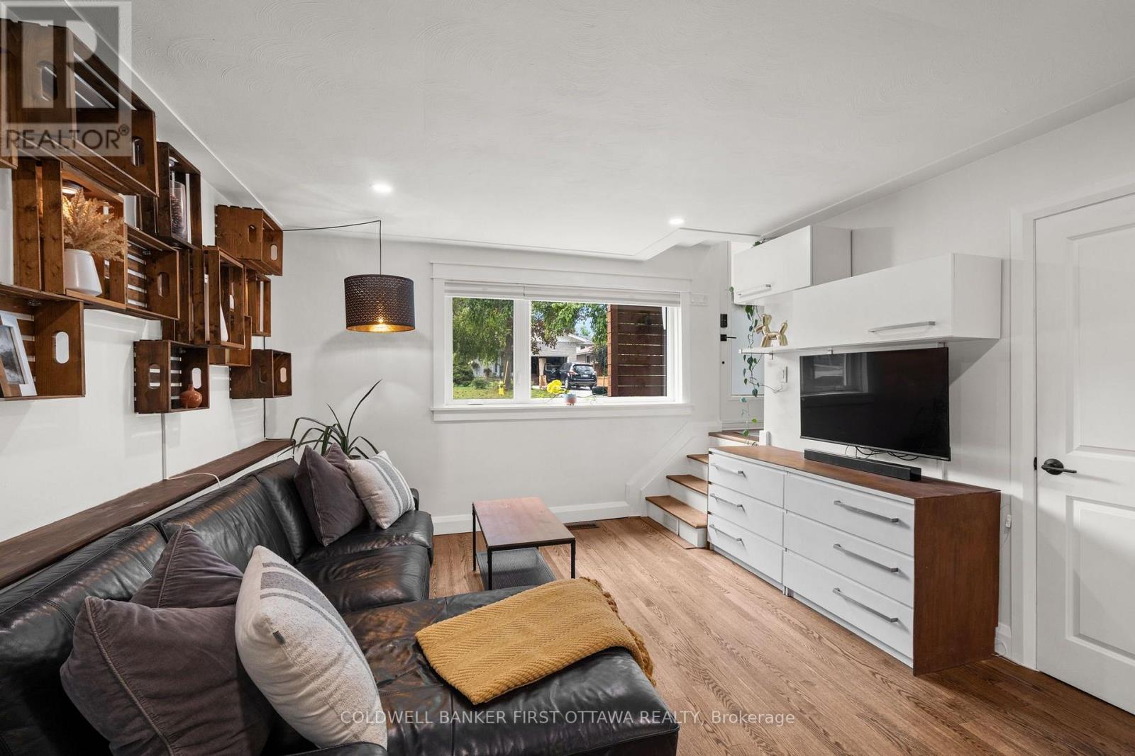 Built in shelving and additional storage closet. - 849 Maplewood Avenue, Ottawa, ON