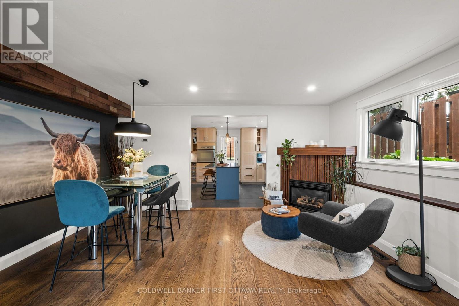 Relax by the reading nook & gas fireplace - 849 Maplewood Avenue, Ottawa, ON