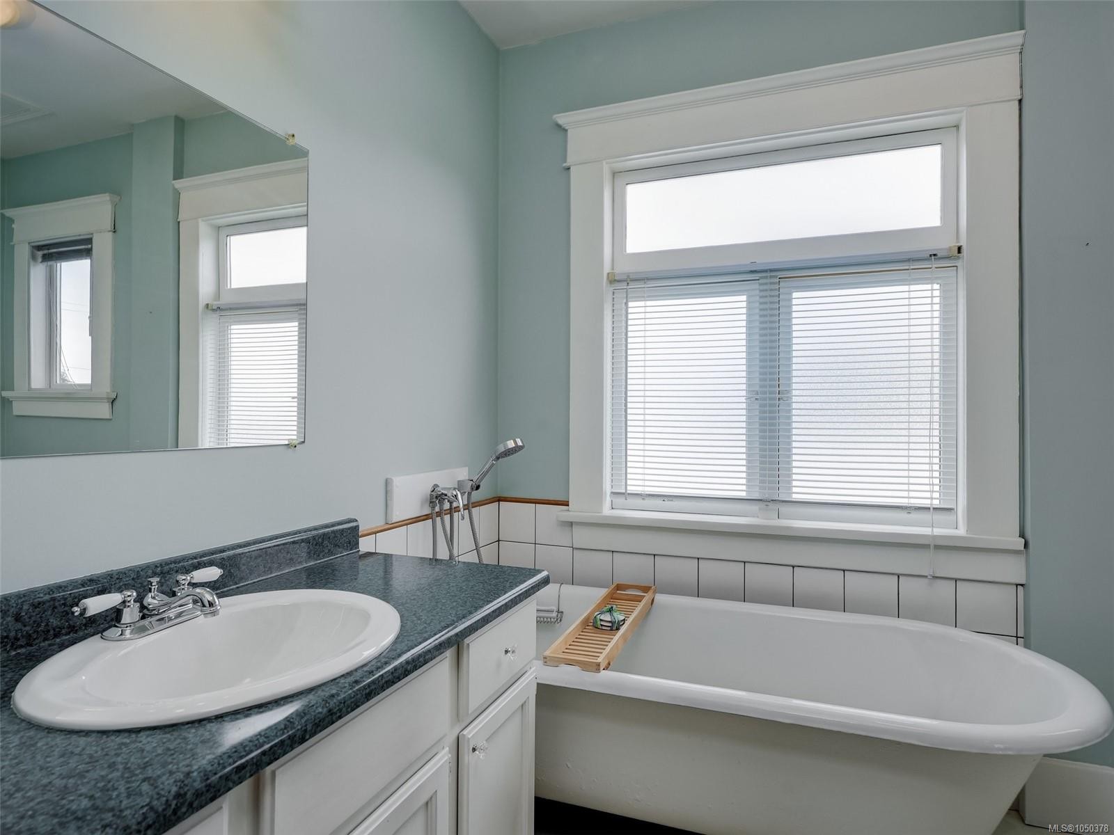 1956 Ashgrove St, Victoria, BC