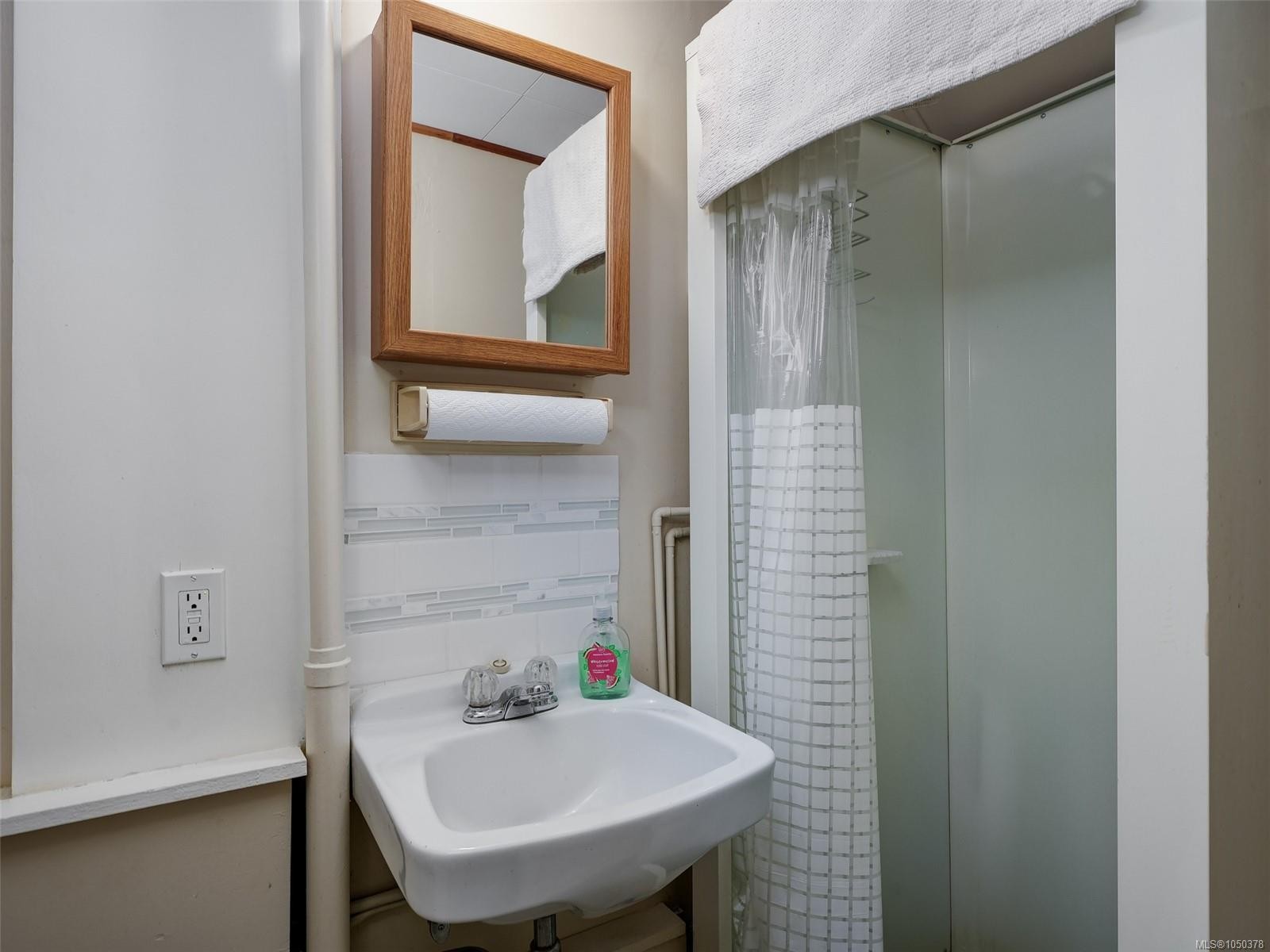 1956 Ashgrove St, Victoria, BC