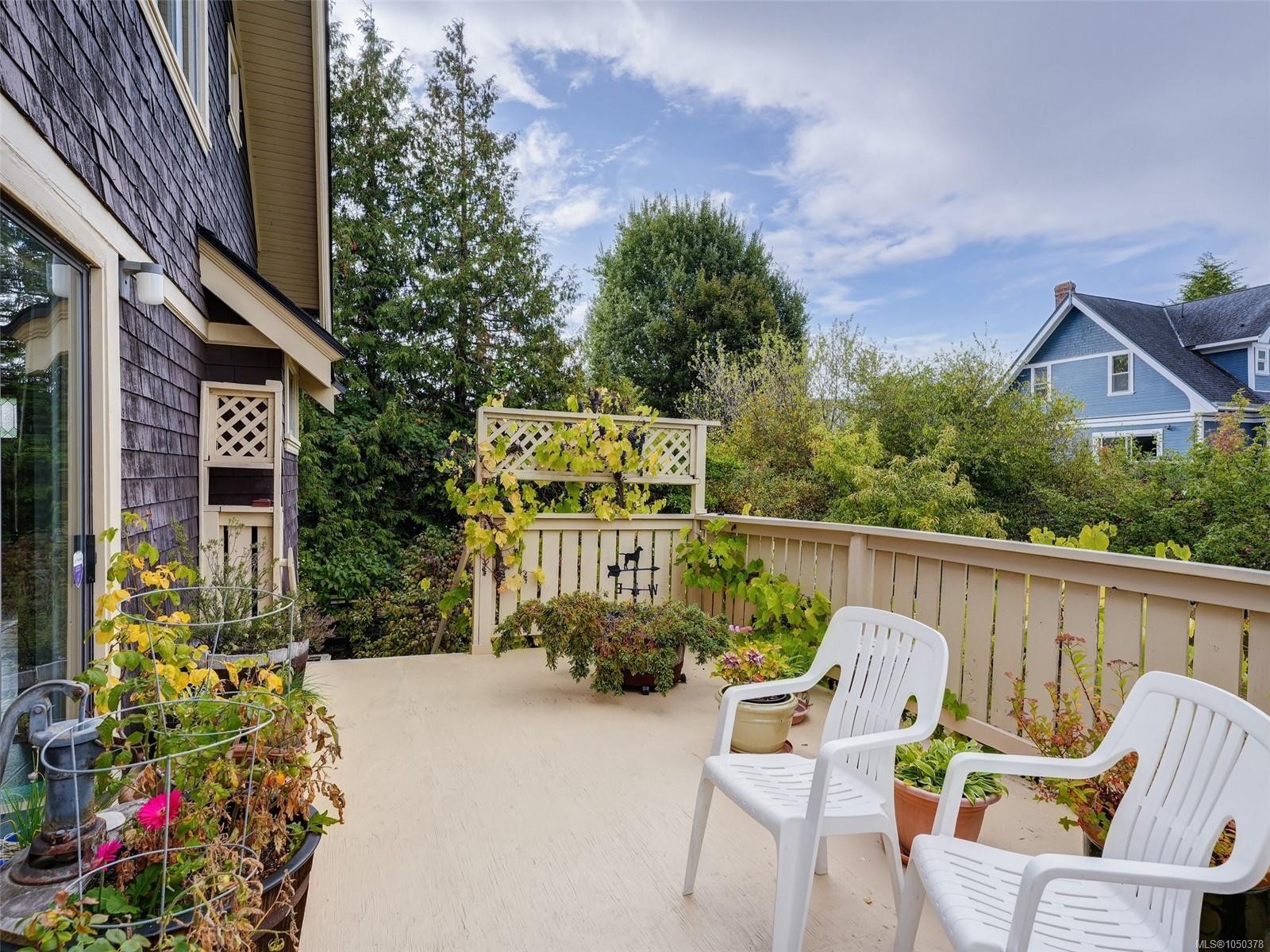 1956 Ashgrove St, Victoria, BC